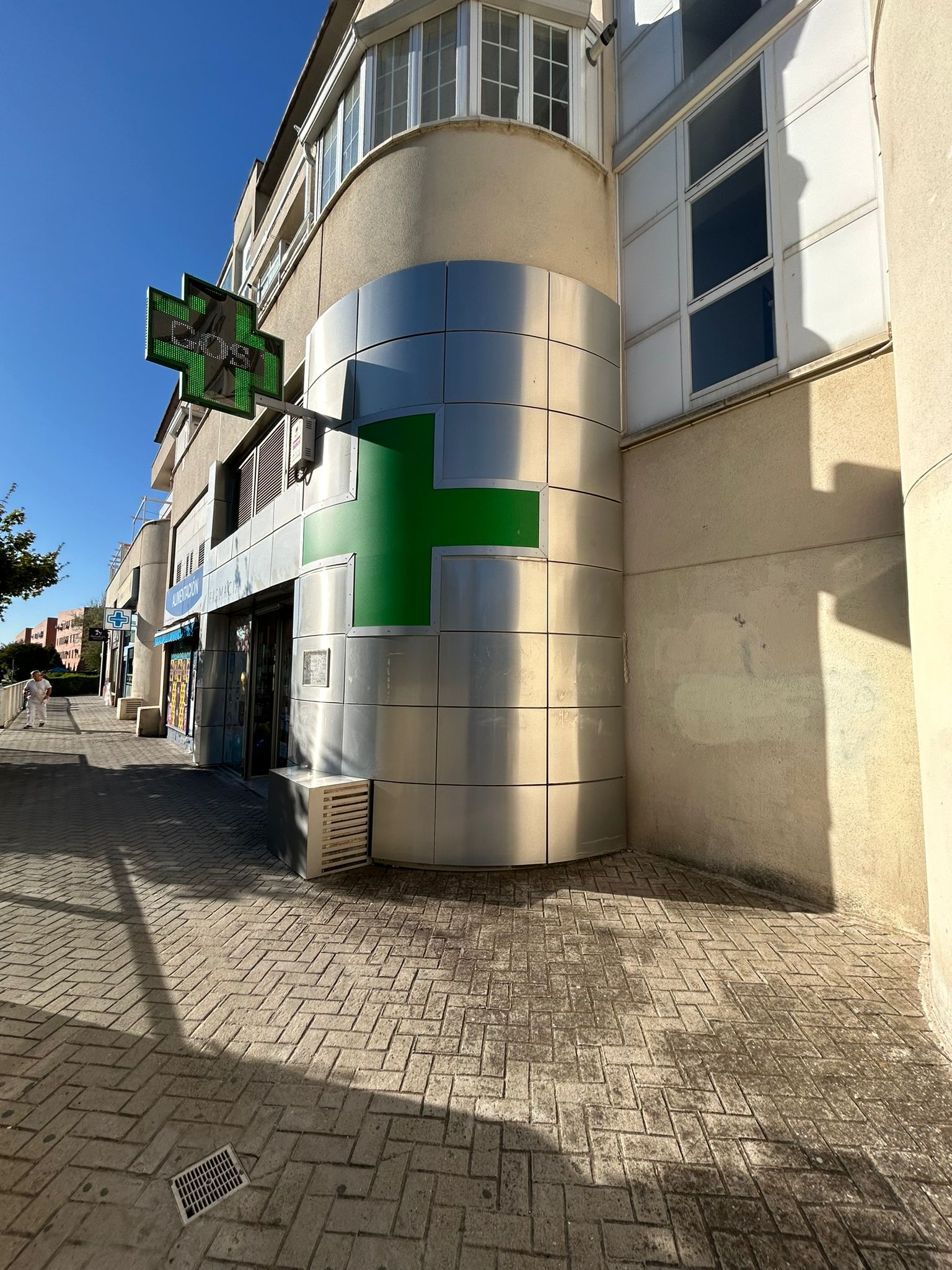 esquina-exterior-farmacia-rivas