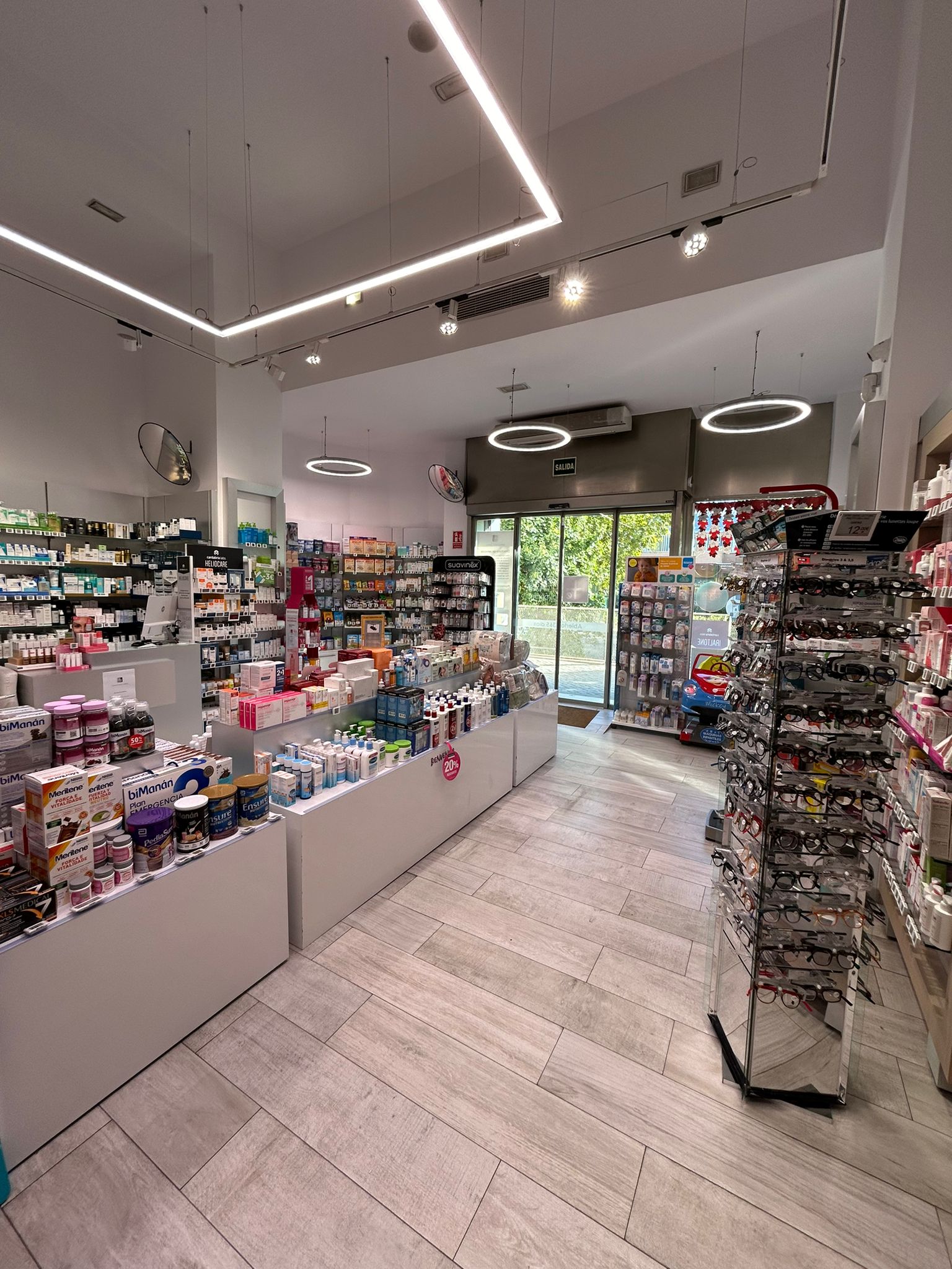 interior-farmacia-rivas